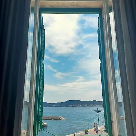 Maison d'hôtes Sangulin Palace M 4*